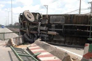 Tránh vụ tai nạn, tài xế đâm vào dải phân cách khiến xe tải lật nhào