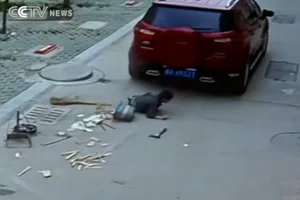 Cậu bé thoát chết thần kỳ khi bị ôtô “vô tình” cán qua người