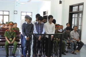 Mang dao chém người vô cớ, bảy người lãnh án tù