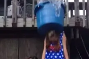 Sự thật về tin cô gái gãy cổ chết vì thử thách dội nước đá