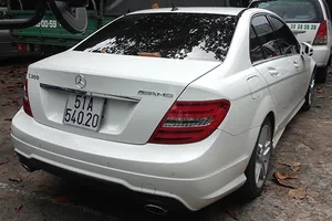 Siêu mẫu Thanh Hằng mở cửa xe hơi gây tai nạn?