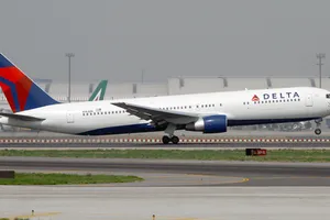 Máy bay hạ cánh khẩn cấp để sản phụ sinh con