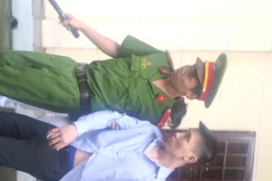 Cùng nhau hiếp dâm bạn nhậu bị xỉn, 2 thanh niên lãnh án