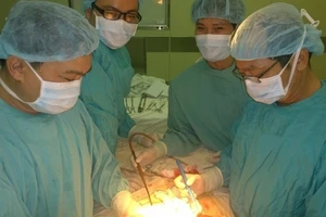 Lấy thai nhi nặng gần 1 Kg trong bụng bé trai hai tháng tuổi