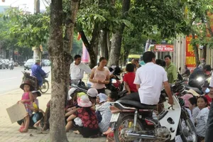 Phụ huynh chở con đến Sở GD&ĐT phản đối sáp nhập điểm trường