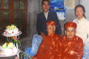 Cặp vợ chồng cao tuổi nhất Việt Nam chia sẻ bí quyết sống lâu