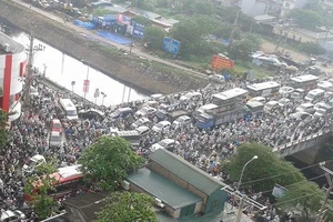 Hà Nội tắc đường gần ba tiếng, nhiều người đi làm muộn