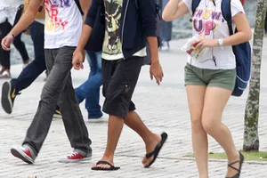 Hàng loạt đại học cấm quần jeans, váy mỏng, dép lê