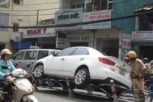 Lạc tay lái, xe ô tô 'leo' con lươn