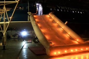 Vietnam Airlines diễn tập thoát hiểm và hạ cánh máy bay trên mặt nước