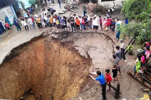 Bất ngờ xuất hiện 'hố tử thần' khổng lồ trong khu dân cư