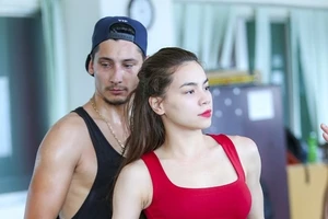 Hồ Ngọc Hà tập luyện cùng biên đạo múa của Britney Spears