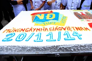 Học sinh làm bánh ga tô kỷ lục tặng thầy cô giáo ngày 20-11 