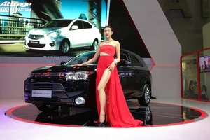 Dàn mẫu 'chân dài' khuấy động Motorshow 2014