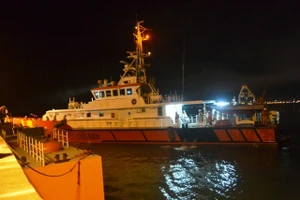 Cứu một thuyền viên Trung Quốc bị nạn trên biển