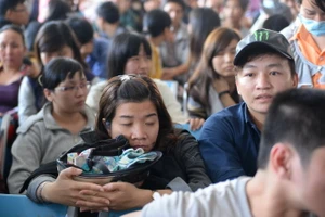 Vật vờ từ sớm đến trưa chưa mua được vé xe tết