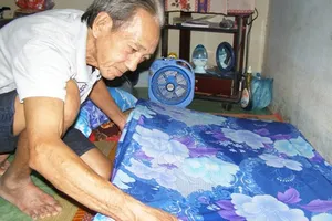 Bạn đọc giúp đỡ cụ ông nghèo cô độc đón tết