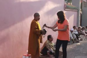 Đầu xuân, 'cái bang' bủa vây cổng chùa