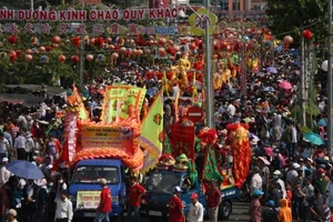  'Biển người' tham dự lễ rước kiệu Bà ở Bình Dương