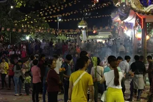 Du khách nườm nượp đổ về Núi Bà Đen cầu an