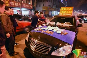 Thiếu gia lái Mercedes bán... quà vặt