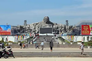 Chiêm ngưỡng tượng đài Mẹ Việt Nam Anh hùng lớn nhất nước