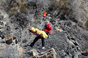 Cận cảnh công việc của các điều tra viên tại hiện trường Airbus A320