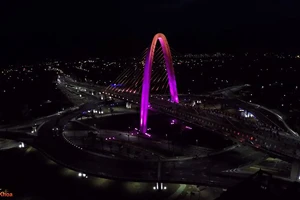 Ngắm cầu vượt ngã ba Huế lung linh về đêm