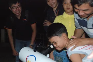 Người dân háo hức xem “gấu ăn trăng” 