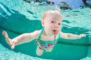 Những khoảnh khắc tập bơi đáng yêu và hài hước của bé