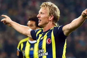 Sợ bị tấn công bằng súng, Dirk Kuyt rời CLB Fenerbahce
