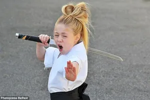 Cô bé 9 tuổi múa kiếm gây sốt ở cuộc thi tìm kiếm tài năng