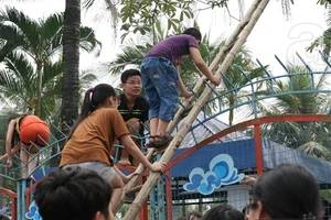 Bài hát chế về vụ hỗn loạn ở công viên nước Hồ Tây