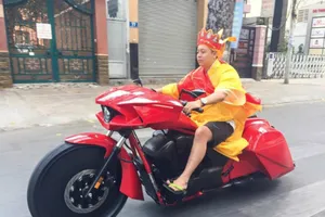 ‘Đường tăng’ cưỡi mô tô khủng trên phố Sài Gòn