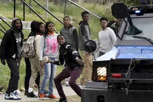 Clip cảnh sát Mỹ rút lui trước 'mưa đá' của người bạo động