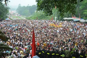 Biển người chen chân dâng hương tại Đền Hùng