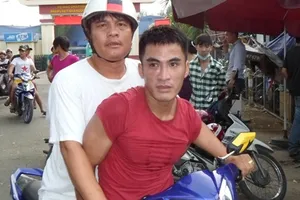 ‘Hiệp sĩ’ đấu với 6 tên trộm để bắt nghi can trộm xe máy