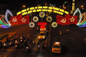 Chùm ảnh: TP.HCM lung linh mừng kỉ niệm 30-4