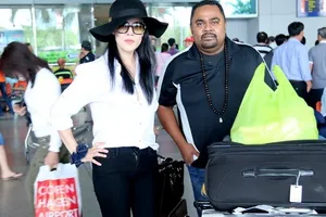 Ca sĩ Thu Phương được chồng 'tháp tùng' về nước