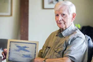 Cụ ông lấy bằng đại học sau 75 năm