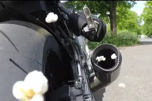 Làm bỏng ngô bằng... pô xe máy