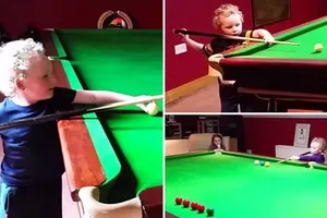 Bé 3 tuổi đánh bi da không thua kém các tay cơ chuyên nghiệp