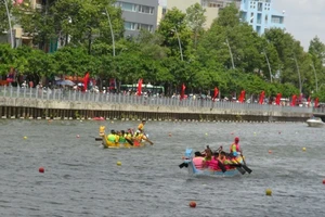 Quận 8 chiến thắng áp đảo tại giải đua thuyền truyền thống TP.HCM