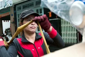 Chùm ảnh: Một ngày của chị ve chai nhặt được 5 triệu yen