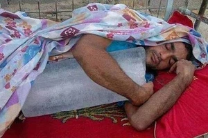 Nghìn lẻ một kiểu chống nóng hài hước trên khắp thế giới