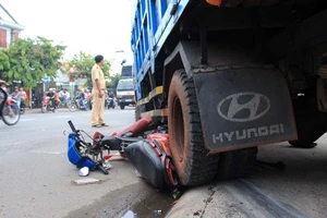 Đang đậu xe trên vỉa hè bị xe tải tống chết