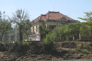 ‘Nhà lầu ông Phủ’, ẩn mình trong hoang phế