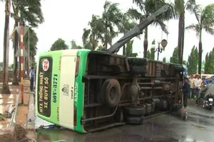 Xe buýt lật đè nát xe máy trước khu trung tâm thương mại