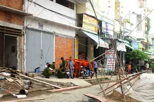 Sập giàn giáo một người chết, một người bị thương nặng