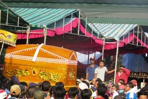 Clip đưa tiễn 6 nạn nhân vụ thảm sát Bình Phước về nơi an nghỉ